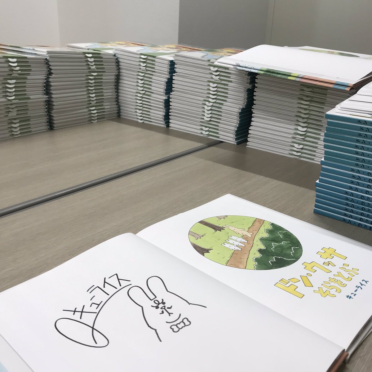 全国の書店さんに向けて、絵本「ドン・ウッサ そらをとぶ」のサイン本作製中。いつかは未定。まだ半分…、わし、がんばる。 