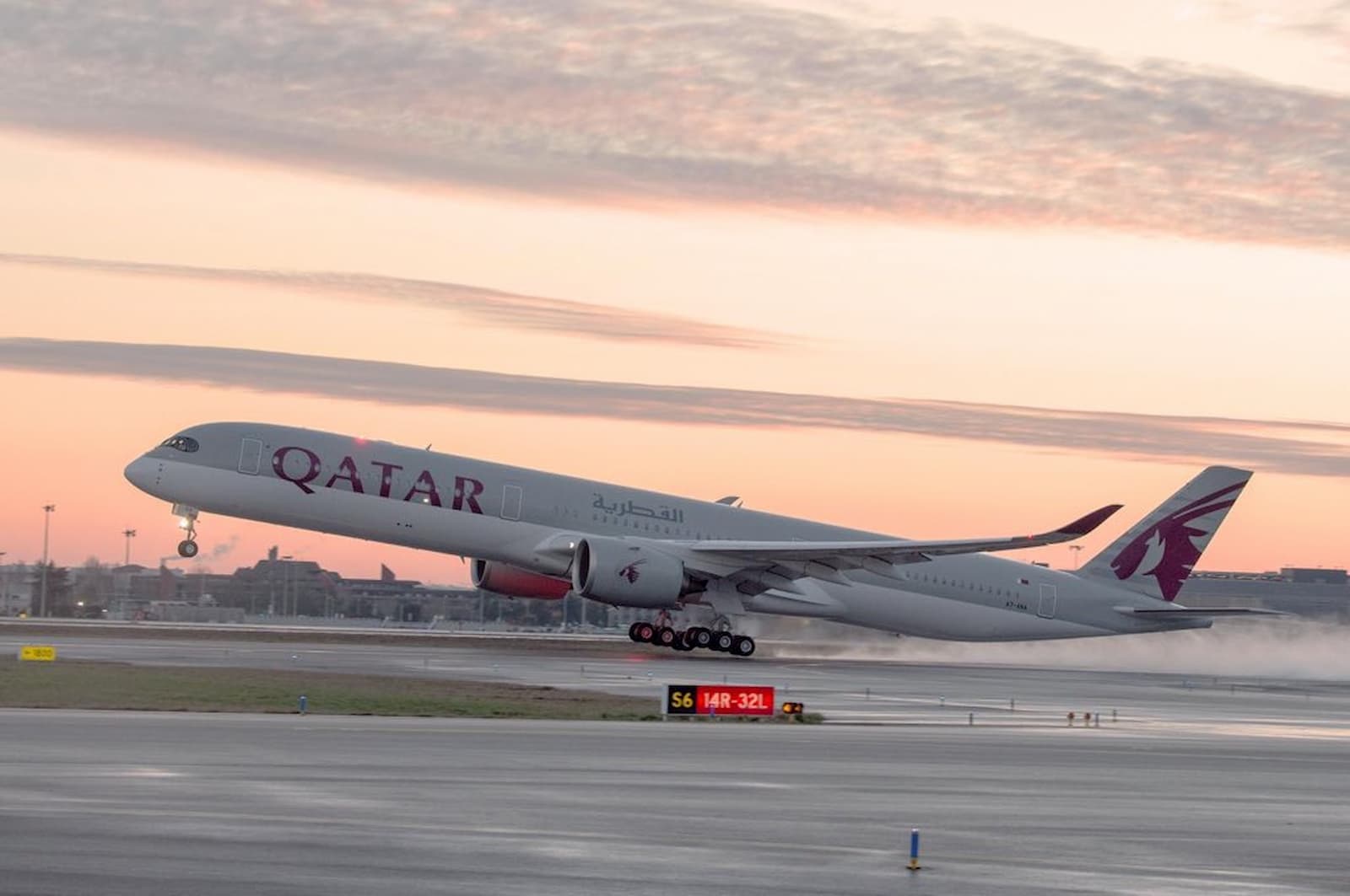 Qatar airways рейс 338 самолет. катар эйрвейз москва. катар перелет. боинг 777-300 qatar airways. Boeing-777 3dz qatar.