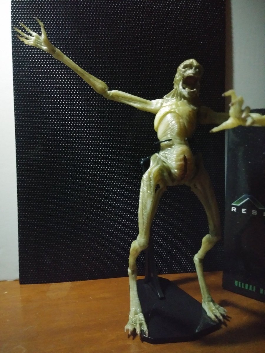 BlueBoy8000's tweet photo. 1)"Getting ready to scream and slap" (notice how the torso articulation IS flexible enough to twist &amp; move up &amp; down side to side at an incline/diagonally) Most reviews won't even attempt this pose of its torso. But I did. 😉😊👍 #NewbornAlien #NECA *also: arms open far more than https://t.co/0vklVDJYt0