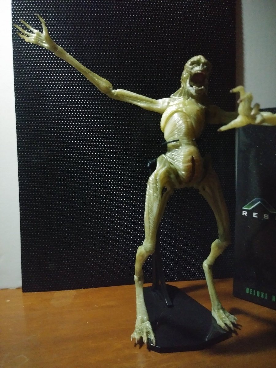 BlueBoy8000's tweet photo. 1)"Getting ready to scream and slap" (notice how the torso articulation IS flexible enough to twist &amp; move up &amp; down side to side at an incline/diagonally) Most reviews won't even attempt this pose of its torso. But I did. 😉😊👍 #NewbornAlien #NECA *also: arms open far more than https://t.co/0vklVDJYt0