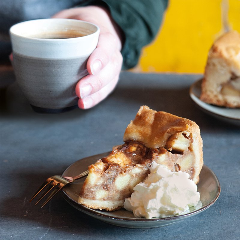 De komende weken geniet je van onze huisgemaakte appeltaart met koffie, thee of cappuccino voor slechts 3.95! Natuurlijk mag de slagroom niet ontbreken… #koffiedeal #bakkervanmaanen #koffie #appeltaart #vers #bakkerij #bakker #metslagroom