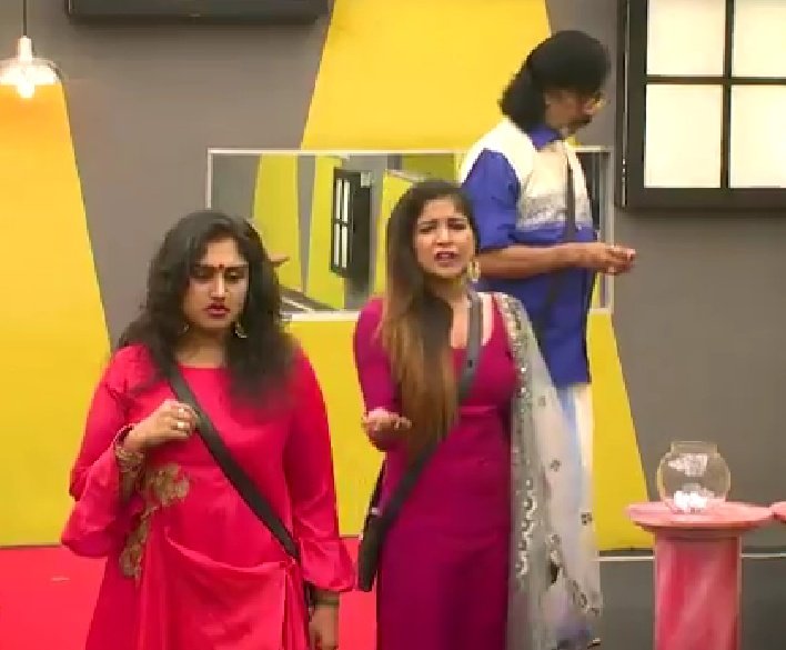vigneshhari1's tweet photo. @vijaytelevision பாம்பின் கால் பாம்பரியும்…
As always #Vanith Aunty steps up to support #Sakshi 🐍 #BiggBossTamil3 https://t.co/TiF6ddWaje