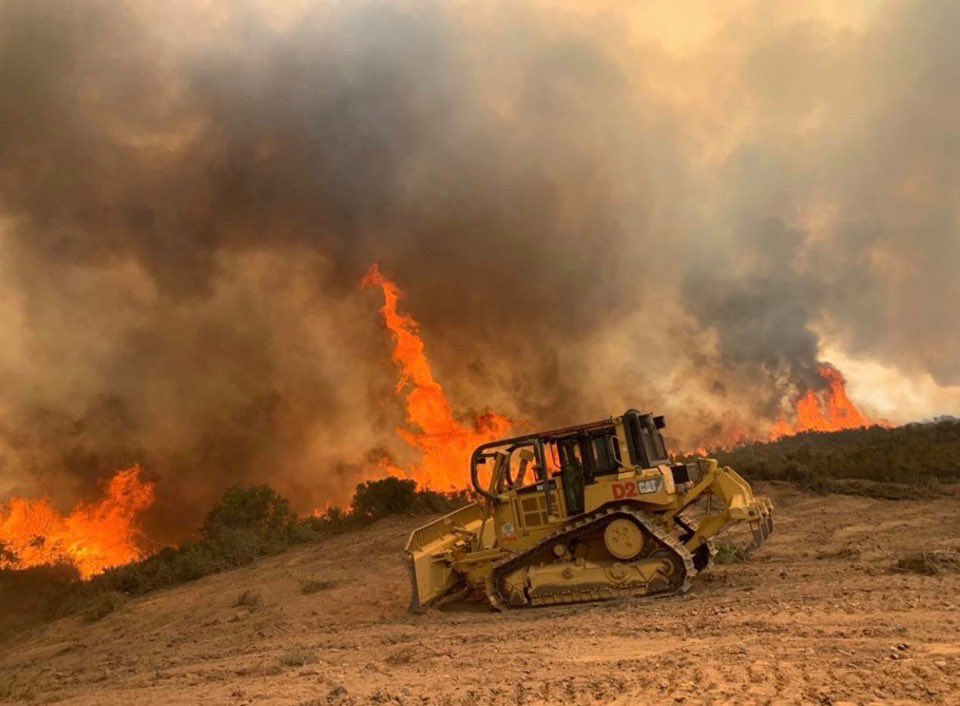 OCFireAuthority's tweet photo. [MURRIETA, CA] Firefighters from across the region are battling the #TENAJA fire.  We sent a Type 3 Strike Team, Dozer 2 and Chief Officer’s to assist with the efforts to stop this fire.  We continue to get reports that they are safe but working hard. https://t.co/gwrkMzvBZ7