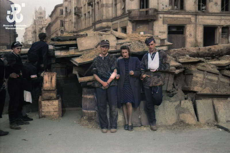 Powstańcy na barykadzie przegradzającej Sienną u zbiegu z Wielką (obok dziewczyny żołnierze z plutonu "Narocz" Batalionu "Parasol". Zdjęcie ze zbiorów Muzeum Powstania Warszawskiego. #powstanie44 #powstaniewarszawskie