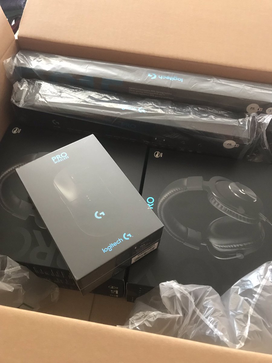 CarbonRH's tweet photo. J’ai jamais vu ça , 3h après le DM un colis énorme est là ! Merciii beaucoup @LogitechGFrance ❤️ #FCLOGITECH https://t.co/lKECDbHz0L