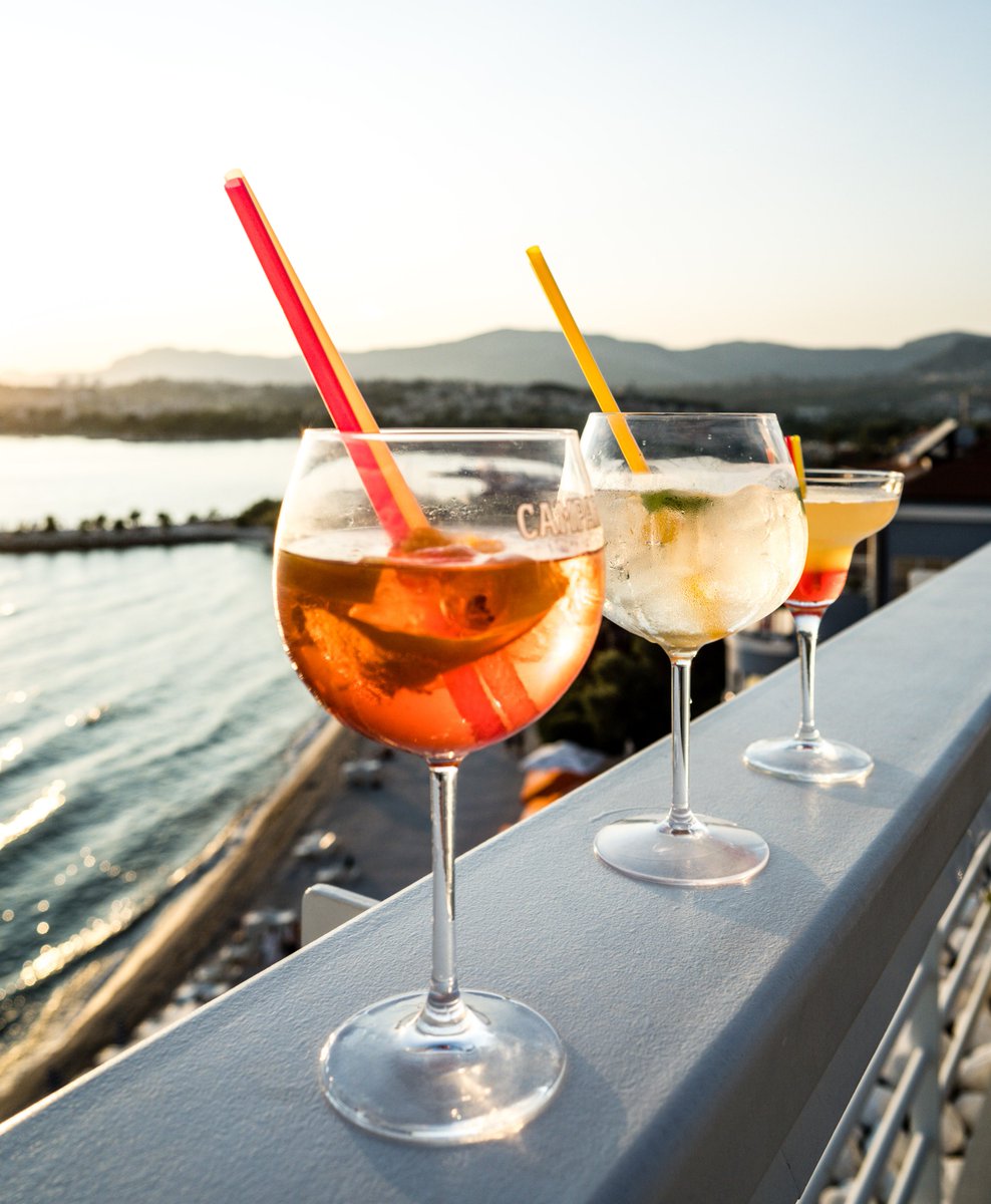 HotelSplit's tweet image. The weekend starts with happy hour(s)! Don't miss it today at 17:30 at our rooftop terrace!

#friyay #fridayfeeling #podstrana #croatiafulloflife #bar #mixology #indiansummer