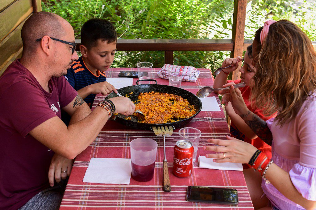 Cocinamos por ti. Encárganos tu paella... tu fideua... tu arroz negro... ¡Lo que quieras! 

Nosotros lo hacemos todo para que te sientas como en casa, pero sin mover ni un dedo.

Y no es por presumir... ¡pero vaya cociner@s tenemos!

☎ 967470036