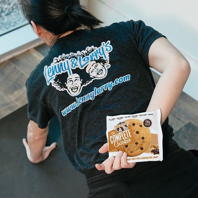 ProteinBoxFR's tweet photo. -20% sur ta Box avec le code MASSE. Parce que oui, ce cookie d’août était massif. Et bon. Et protéiné. Et beurre de cacahuété. Et pépite de chocolahité. Et vegan. 😍 
Pour être sûr de recevoir les exclusivités du mois, il ne te reste que deux jours  p… https://t.co/4CY4llBxVG https://t.co/sPqDcdXiKY