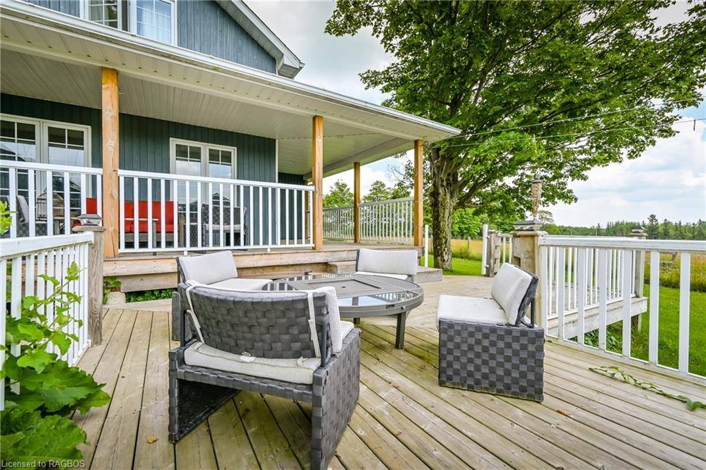 TaunyaMB's tweet photo. 492436 Southgate Rd 49 *$990,000*.Beautiful hobby farm located in Southgate. This lovely 3500 square has it all inside and out!Approximately 50-60 workable acres and 20 acres of bush-bank barn,6 stalls, tack room, 3 paddocks, electric fencing 519 217-6747 https://t.co/2cVErfK20N https://t.co/zIBp5quSez