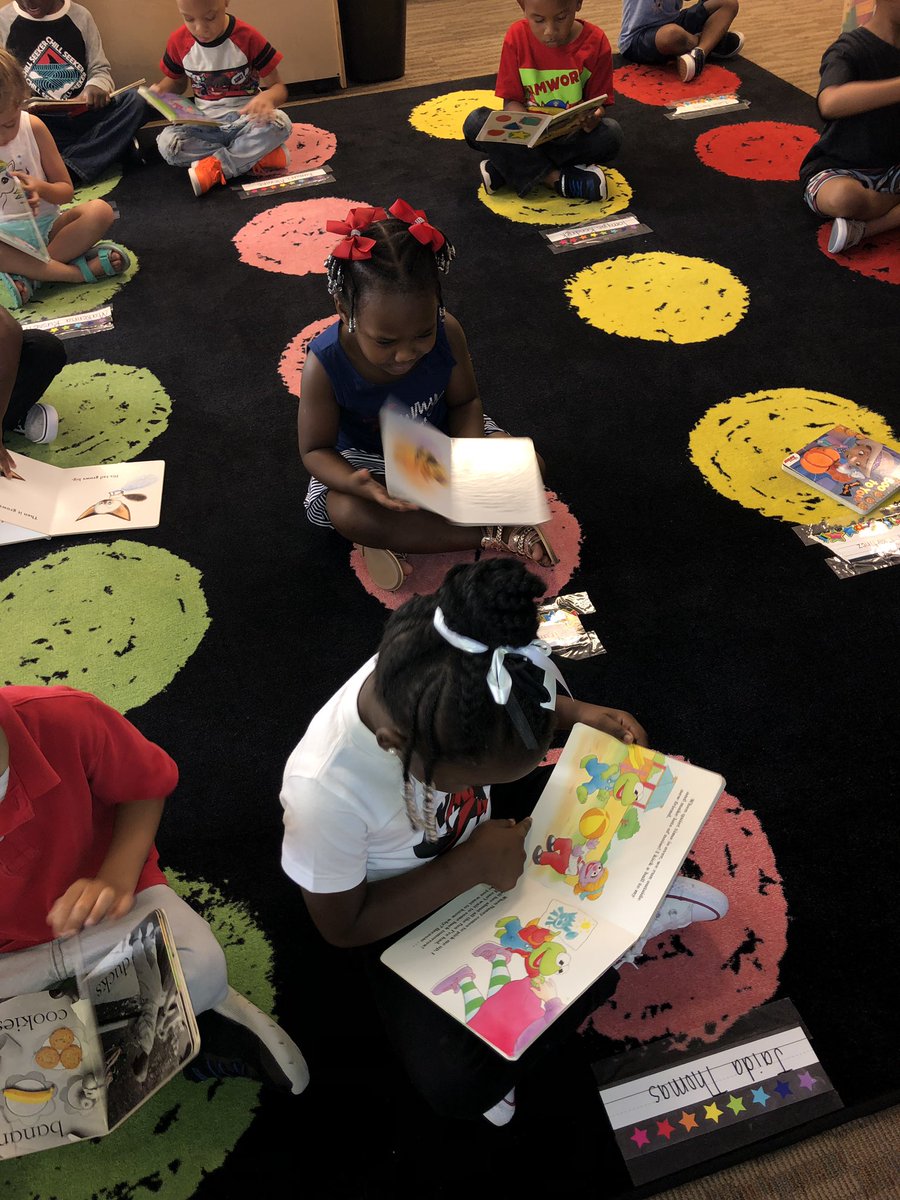 What a great way to transition from breakfast!!! We love looking at books! #PrideIn5 <a href="/LeaphartElem/">Leaphart Elementary</a>