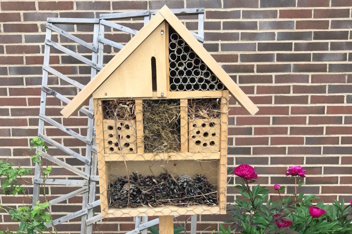 Kriminalvarden's tweet image. I morgon, kl 10-16, besöker #krimvård Trädgårdsdagen i Enköping. På anstalt lär sig en del intagna snickeri, andra odlar, allt för att komma bättre ut efter avtjänat straff. På  #Trädgårdsdagen visar vi insektshotell och ekorrmatare, tillverkade av intagna på Tillberga. #odla