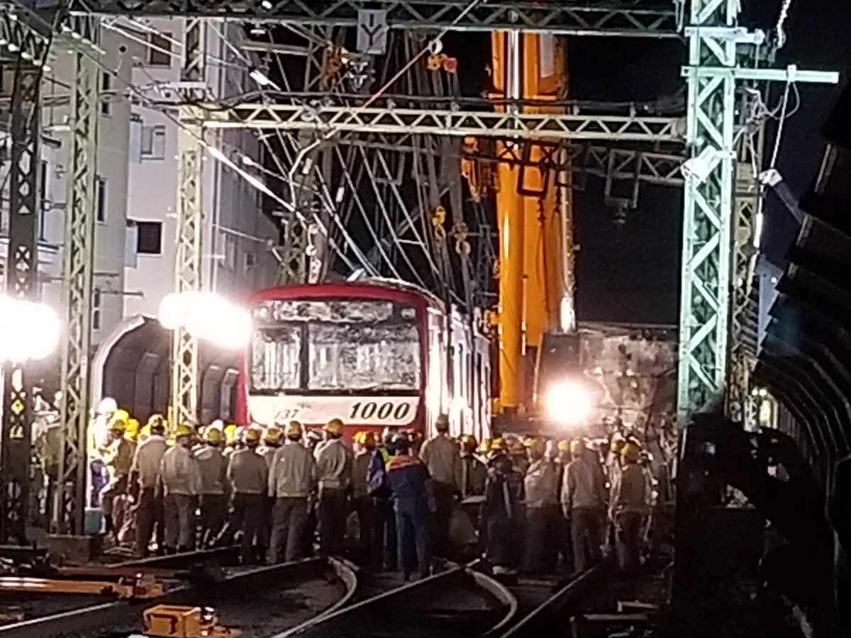 現場で拍手が...脱線した列車を見てみると衝撃の光景が！