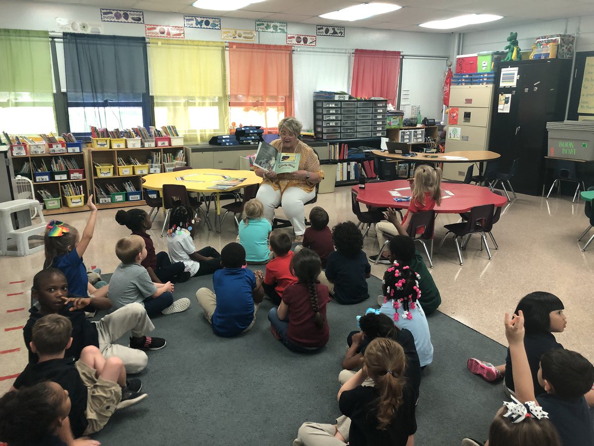 ahoerte1's tweet photo. Mrs. Mackey came to share her love of reading with us. 💙 https://t.co/OfkWoY96FB