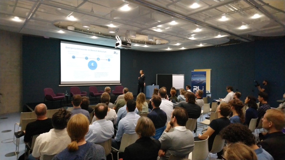 Mascha Richter, Leiterin des Bereichs Transformation von Energiesystemen am RLI, stellt die zentralen Ergebnisse der RLS-Übersichtsstudie zur EnergieSystemWende vor zu systemischen Hemmnissen in der #Energiewende  reiner-lemoine-stiftung.de/themen/studie-… #rlied19