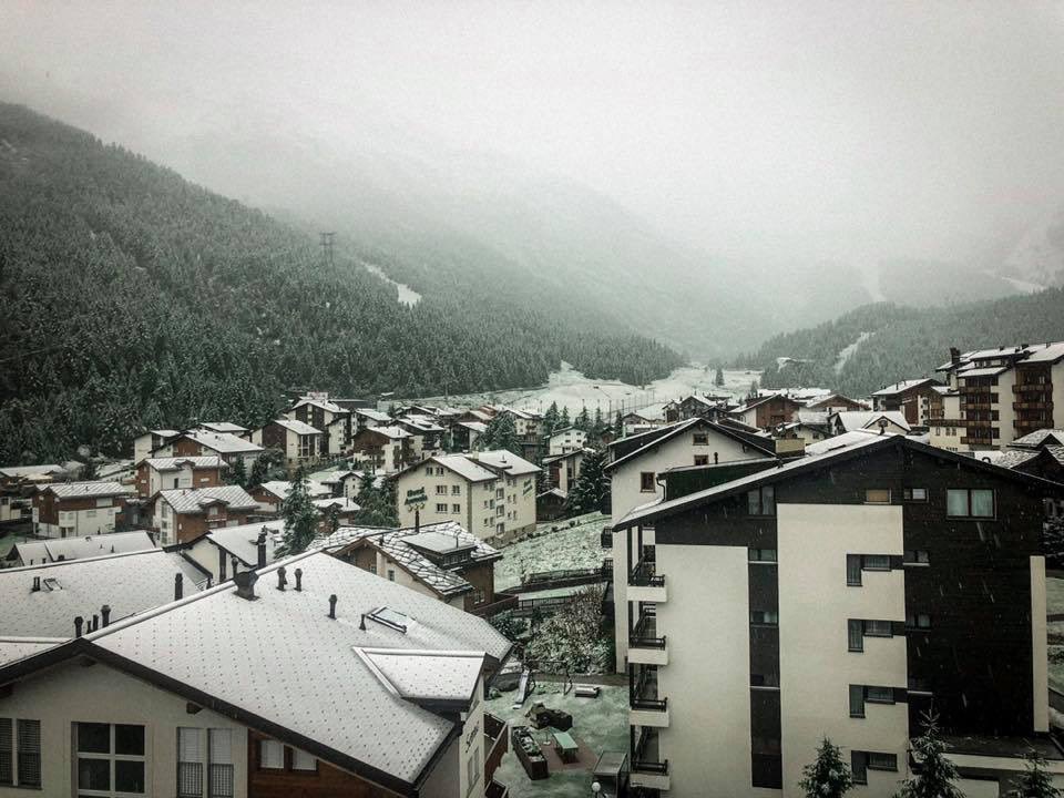 FadiAndalucia's tweet photo. Así nos da los buenos días la estación suiza de @saasfeemountain. Una postal invernal en pleno verano.
#CasaEspaña #FadiAlpine #FadiWinter @spainsnow https://t.co/Z5TtiKwvCK