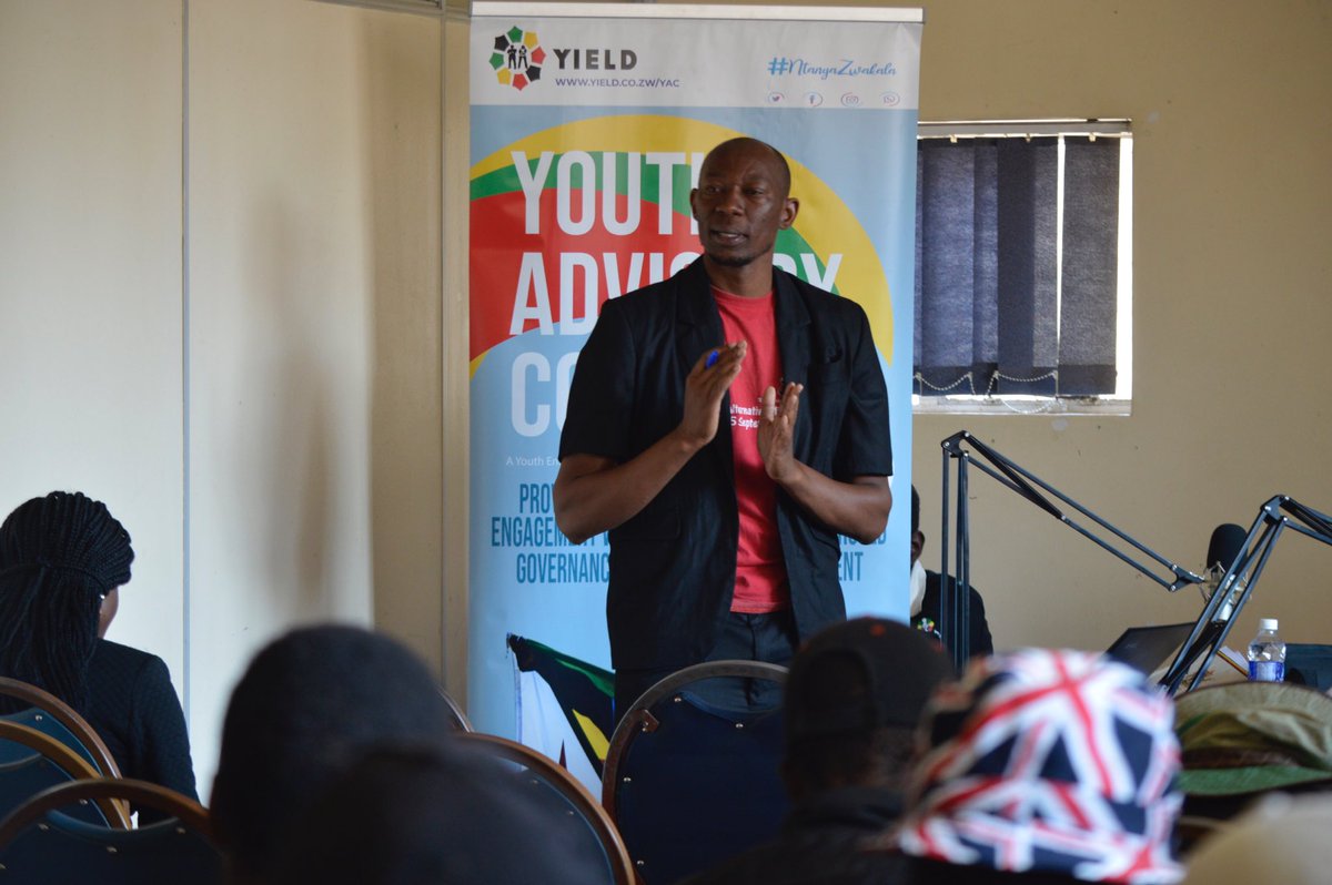 Mr Midzi from Zimbabwe Human Rights Commission delivers a presentation on Human Rights and Active Citizenship to Youths from Ward 17 #BulawayoYouthAdvisoryCouncil #Training #NtangaZwakala ⁦<a href="/YetTrust/">#Youth4SDGs</a>⁩