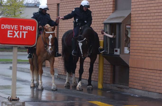 ট ইট র リース軍曹 行けるはず アメリカだと馬でドライブスルー使えるからw まぁ 場所によってはダメと言われるとこもあるけどね