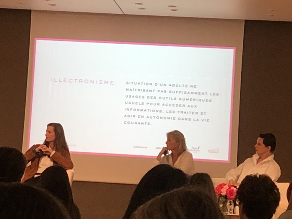 Mots des maux : illectronisme, se dit de l’illétrisme face aux outils digitaux. Aujourd’hui beaucoup de services de la vie courante passent par le digital = isolement des personnes illettrées. #writeherfuture <a href="/LancomeFR/">Lancôme France</a>