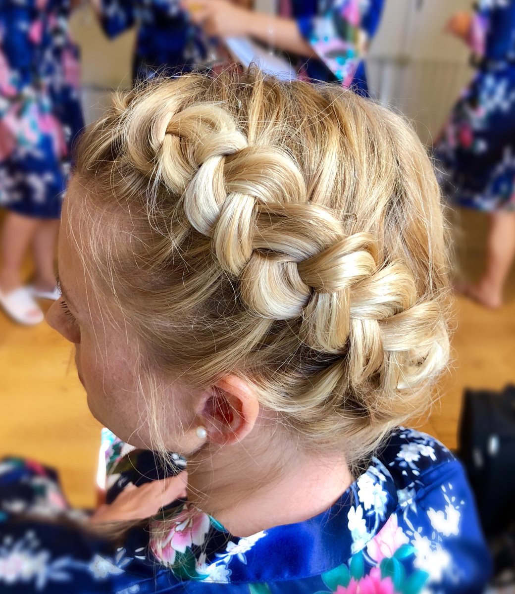 JadeAmyWillis's tweet photo. Some Friday morning wispy dutch halo braid inspo for you all.🌾💆🏻‍♀️😇using @theouai @theDrybar styling products.💥 https://t.co/DFERROYhNf