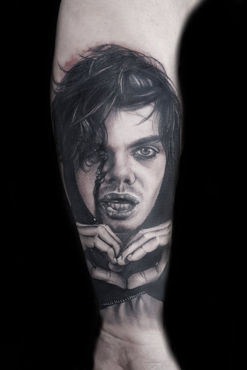 Finally I got a ticket for the @yungblud concert 31st October in Munich. 😍 So unbelievable that this miracle will really happen 🖤🖤 maybe I get the chance to show him my tattoo 🖤😍🙏💕

#yungblud #backstagemunich #portraittattoos #fotorealistic #blackngrey #blackheartsclub