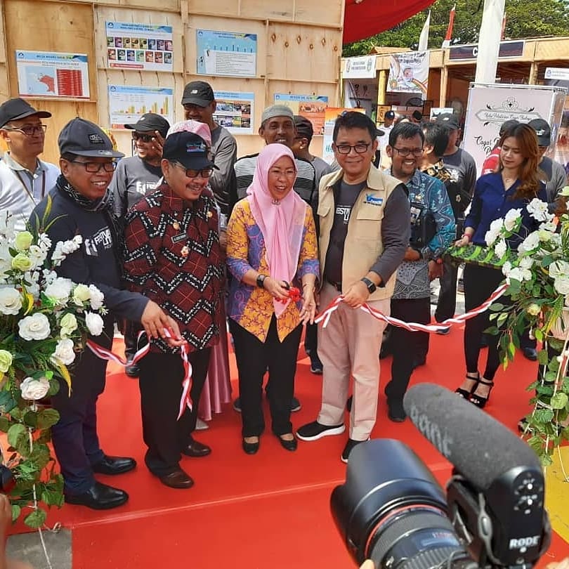 bindiktara's tweet photo. Direktur Jenderal PAUD dan Dikmas Harris Iskandar membuka Festival Literasi Indonesia tahun 2019. Pagi ini bertempat di lapangan karebosi Makasar Sulawesi selatan
berbagai acara digelar, seperti workshop menulis cerpen, menulis puisi, gelar wicara, aksi dan pagelaran literasi. https://t.co/PkbnKJCfc9