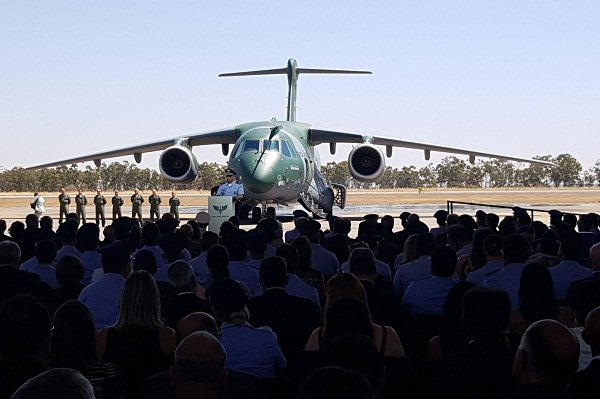 البرازيل تتسلم اول طائره نوع  KC-390 EDxMO6VU0AAohM-
