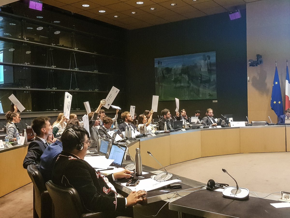 ModeleuParis's tweet photo. Let the ountdown of #MEUP2019 begin 🕰 Debates aren't over yet as a statements over the renewable energies target of 34% have been made by the S&D, the Greens, GUE, Renew Europe and PPE at the european parliament 🌏 #MEUP2019 #FutureforEU #Assembléenationale https://t.co/J3ICFTTn0I