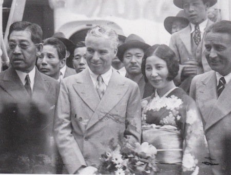 中井寛一 Auf Twitter 日本に来たチャーリー チャップリン 1932年5月14日に神戸で撮影 五 一五事件の前日 チャップリンの右に女優の夏川静江 左にチャップリンの秘書の高野虎市が立っている 高野の経歴については 大野裕之 チャップリンの影 日本人秘書高野 中井寛一 Auf Twitter 日本に来たチャーリー チャップリン 1932年5月14日に神戸で撮影 五 一五事件の前日 チャップリンの右に女優の夏川静江 左にチャップリンの秘書の高野虎市が立っている 高野の経歴については 大野裕之 チャップリンの影 日本人秘書高野