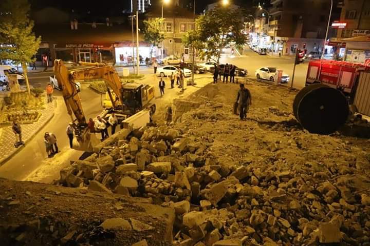 nevsehir_bel's tweet photo. Kusura bakmayın hizmet araçlarımızın toplu bir şekilde fotoğrafını çekemedik çünkü her biri şehrin dört bir yanında vatandaşımıza "Hizmet" etmekle meşguller 😇 https://t.co/hTNiy39o0m