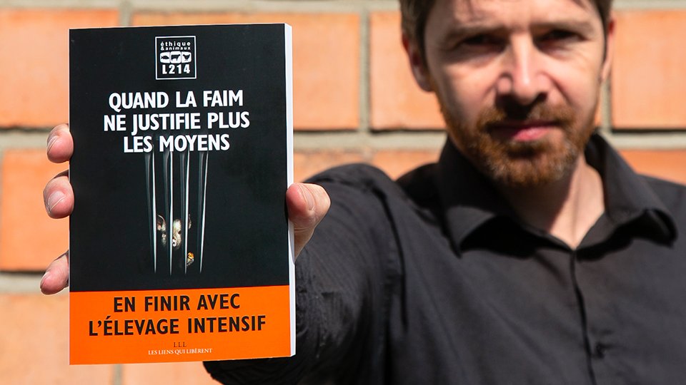"Quand la faim ne justifie plus les moyens". Notre cri d’alarme pour réveiller les consciences sur les horreurs que l'être humain fait subir aux animaux et leurs conséquences dramatiques, notamment pour l’environnement et la santé. #VendrediLecture

👉 bit.ly/BoutiqueL214