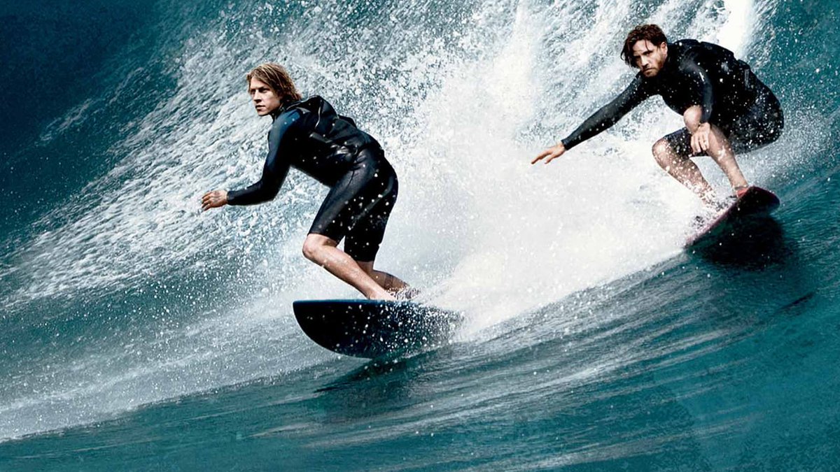 mtis_tv's tweet photo. Таинственная банда серфингистов 🏄‍♂, среди белого дня, совершает ограбления банков. Полиция и ФБР поражены профессиональностью и скоростью проведения преступлений. 

📺 “На гребне волны”, сегодня в 18:10   

#Фильм #MIHCKTV https://t.co/abD0DSQroE
