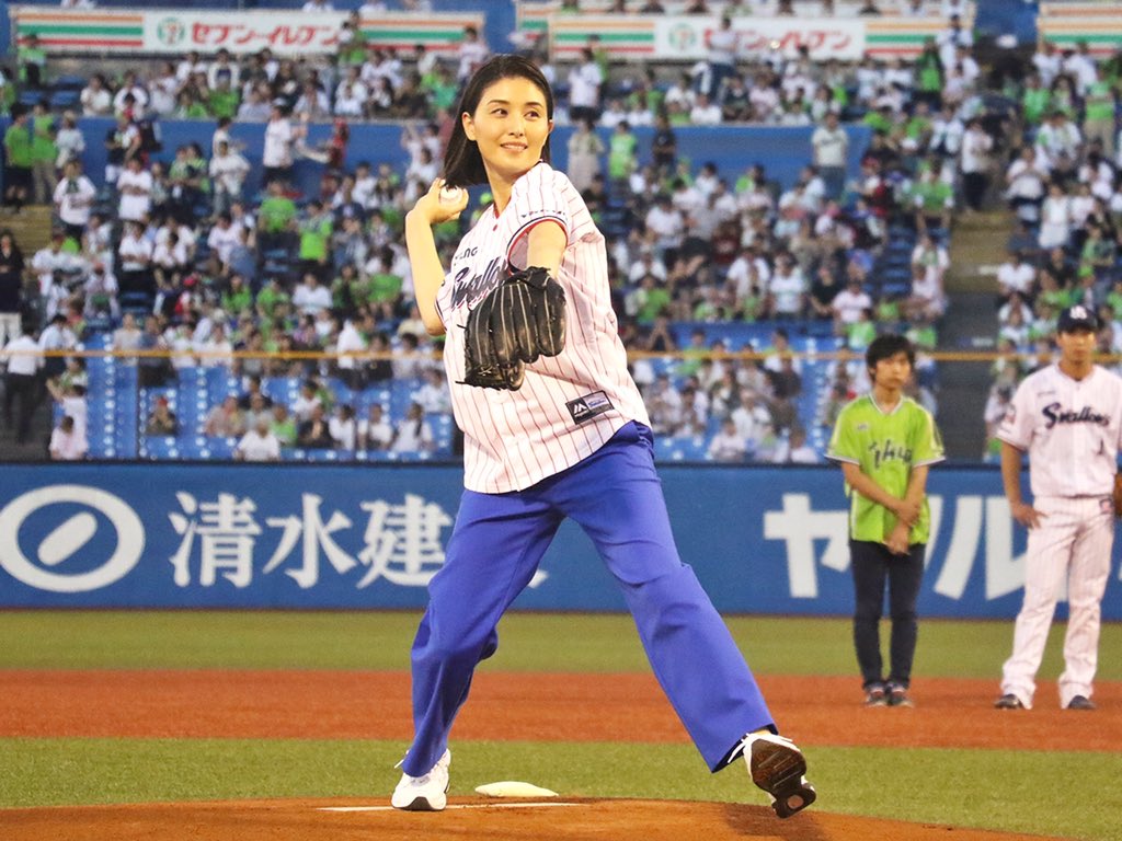 東京ヤクルトスワローズ公式 本日はタレント 女優の橋本マナミさんが始球式に登場 4年振りの神宮登板でしたが 100点投球でした 燃えていきましょう Go Go Swallows Swallows 橋本マナミ Bsフジ 橋本マナミのヨルサンポ 始球式