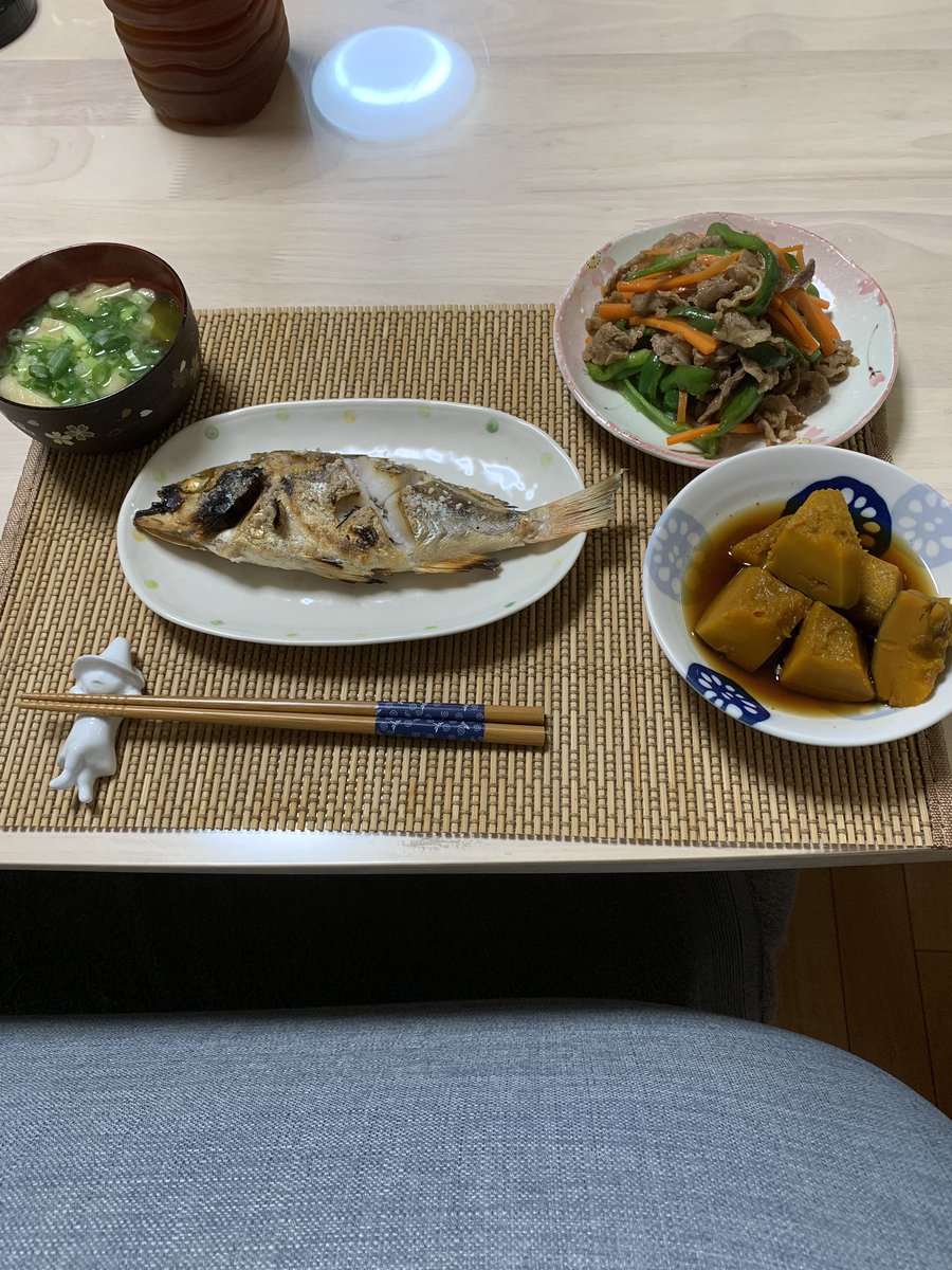 今日の、晩御飯。😋😋😋

メバルの塩焼き

牛肉炒め

かぼちゃの煮物🎃🎃

豆腐ワカメの味噌汁。