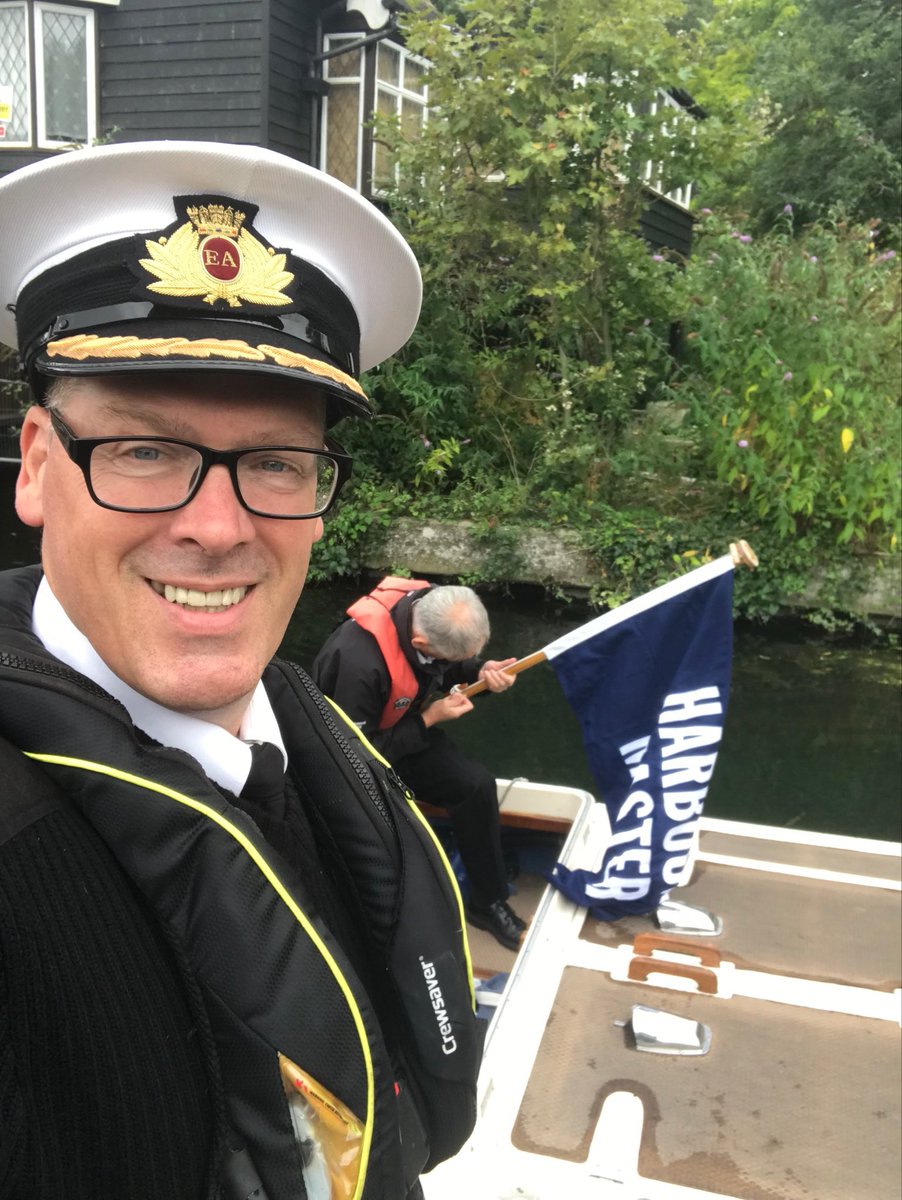 BarryRussellEA's tweet photo. Start of our Flag Day all along the #Thames. Our focus today is cleaning up the river - removing plastics and other litter as we go. I am at #Cavershamlock heading upstream. https://t.co/fUrI4KmnSl