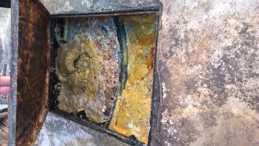 ECAS_World's tweet photo. It aint pretty – but it's what fat, oil and grease (FOG) looks like. 
When FOG is allowed to go down sinks and drains it causes sewer blockages. 
We work with food businesses to stop that from happening #StopSewerMisuse https://t.co/xovNsIC3aZ