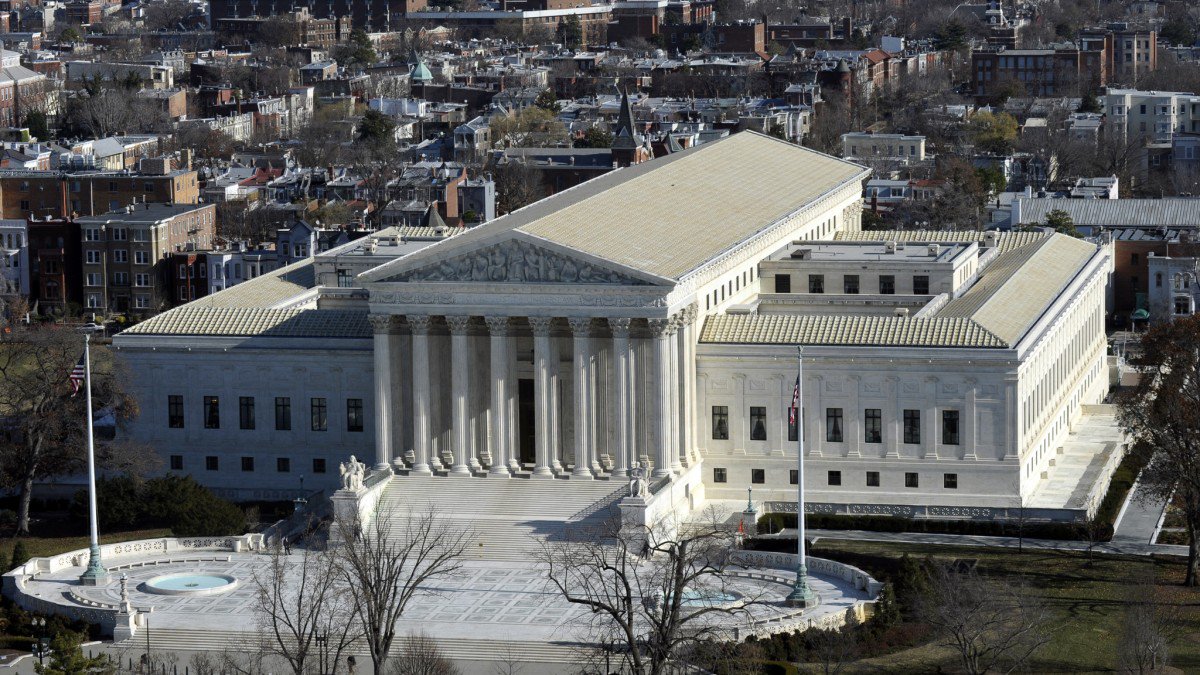 USRealityCheck's tweet image. Supreme Court mulls (again) whether to jump in and settle — without oral argument or written opinion — a legal battle over Trump immigration policies. latimes.com/politics/story… #USRC