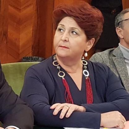 #TeresaBellanova ha difeso i braccianti per tutta la vita e da ragazza lavorava nei campi come mia nonna. Come lei è serena, determinata e tosta. Gli insulti dei leoni da tastiera non la abbatteranno. Io qualche volta ci ho litigato, faccia a faccia. Non lo consiglio a nessuno :)