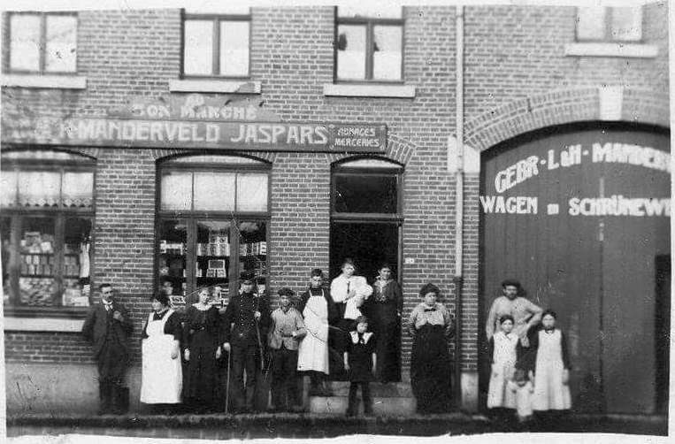 Op 15 september bezoekt Rob Riley #Eijsden. Zijn familiegeschiedenis is verbonden met het verhaal van #75jaarliberation . Zijn grootmoeder, een meisje uit Eijsden wordt verliefd op een Amerikaanse soldaat. Wil je Rob ontmoeten? We verzamelen om 10 uur bij #Ursulinenconvent