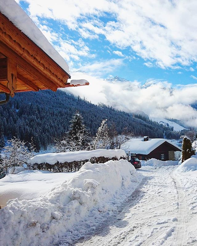Czujecie już zapach zimy w powietrzu? (nie w sensie czy już palą)

#zima #winteriscomming #zimanadciąga #mountainlife #childrenofwinter #childrenofmountains #śnieg #pow #góry #góryzimą #austria #tirol #tyrol #visittirol #moodygrams #instamountain #photoo… ift.tt/34s4Yfg