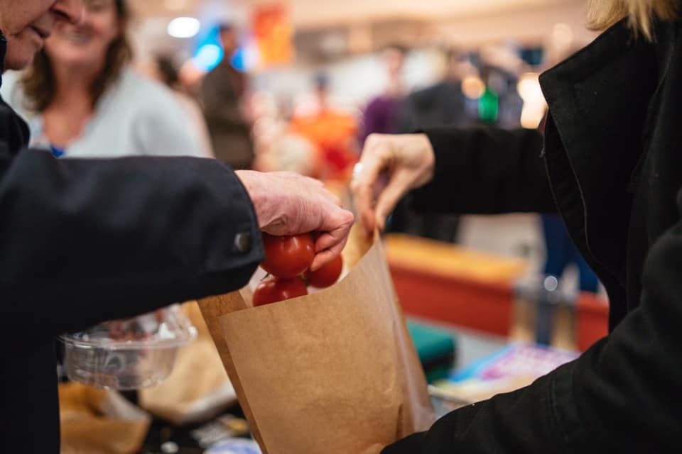 sascampaigns's tweet photo. 🥕 Let's get food naked 🥕 Good luck to #PlasticFreeMold who are holding a #MassUnwrap tomorrow highlighting excessive #plastic packaging in supermarkets. 

Want to hand the wrap back where you live? Link up with your local #PlasticFreeCommunities here 👉 https://t.co/NaTMYDF2v4 https://t.co/yN25D79MEZ