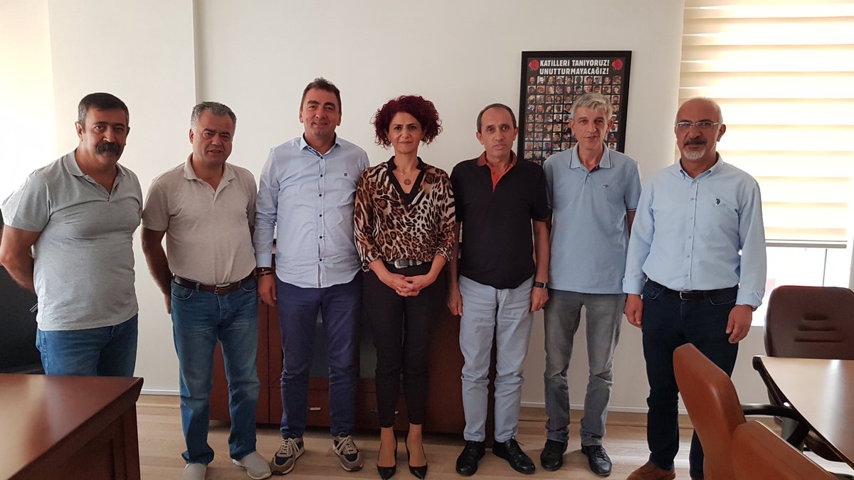 KESK1995's tweet photo. EYT'liler Derneği Başkanı ve yönetim kurulu üyeleri Konfederasyonumuzu ziyaret ederek karşılıklı görüş alış verişinde bulundular. Bir kez daha iktidara çağrıda bulunuyoruz, sözünüzü tutun ve EYT'liler sorununu çözün! 8 Eylül saat 12.00'da Tandoğan Meydanı'ndayız! https://t.co/zBbOdqoqki