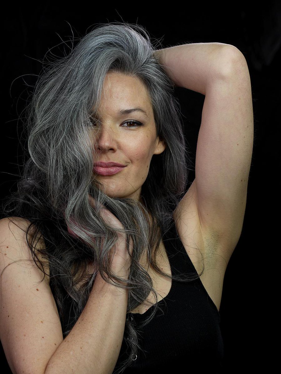 AprilShowers__'s tweet photo. #powerofgrey #elpoderdelascanas🖤👩🏻🦳 Embrace you and be authentic. It works every time. https://t.co/fdogp90x2E