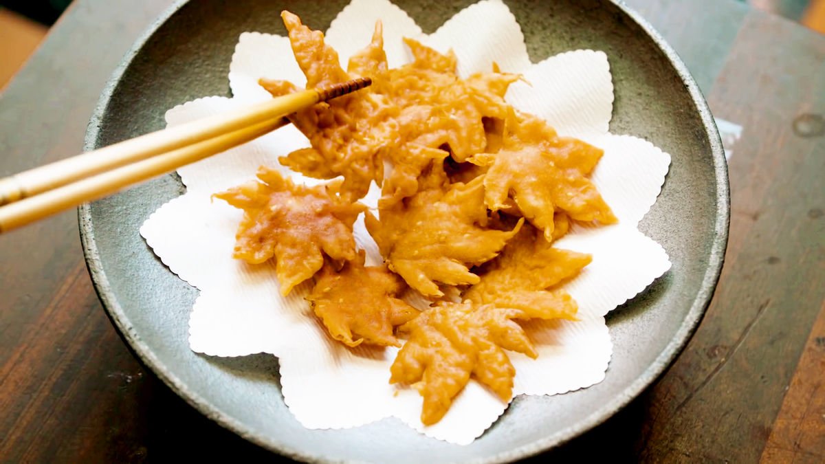 SHIKIBU_Automat's tweet photo. W-what?!😱 Japanese eat maple leaves? Edible maple in Japan🍁
In Minoh city(箕面市), Osaka, Japan, we'll make maple tempura and sell it to tourists in Autumn.
OFC, the maple used in the tempura is edible maple.
はっ?!😱モミジの天ぷら?🍁
大阪人ならもちろん知ってるモミジの天ぷら。 https://t.co/Je5xhleBxg