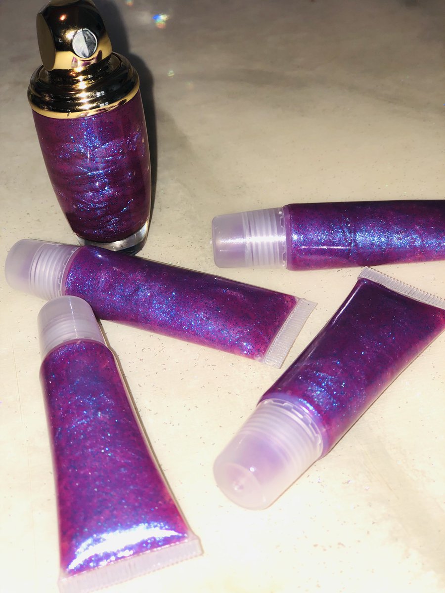 Miss_Kaylani's tweet photo. I make lip gloss . &amp; it’s super moisturizing😋🌺💖✨
https://t.co/uVIoOPnFqo
#lipgloss #beauty #BlackOwned https://t.co/M3KCLjl1bT