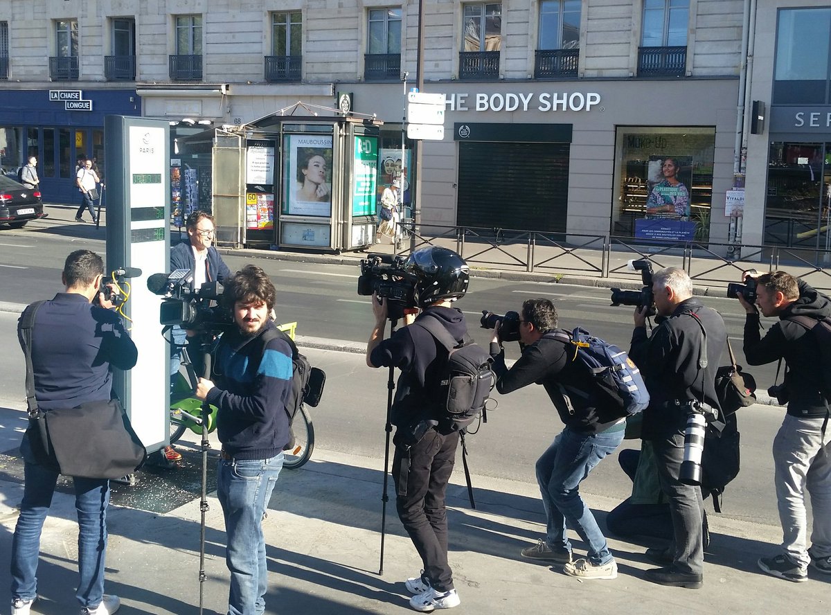 Laurenceb_comms's tweet photo. Christophe Milon president of @Ecocompteur being interviewed at this week's successful #launch of the new Eco-Display in #Paris. 

#micromobility #cycling #cyclinglane #urbanmobility https://t.co/R72af3NIs6