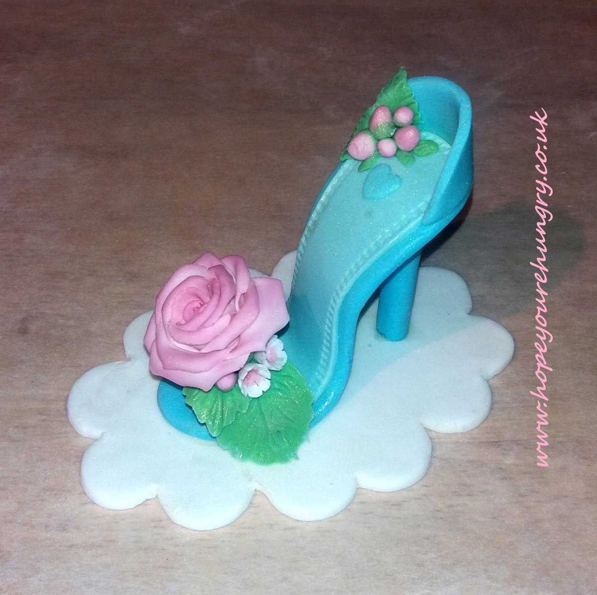 re_hungry's tweet image. Thank you so much! I'm making another sugar shoe for them to go on (this is a pic of the last one I made). Have a fabulous Friday! 😊❤️🌞🌷