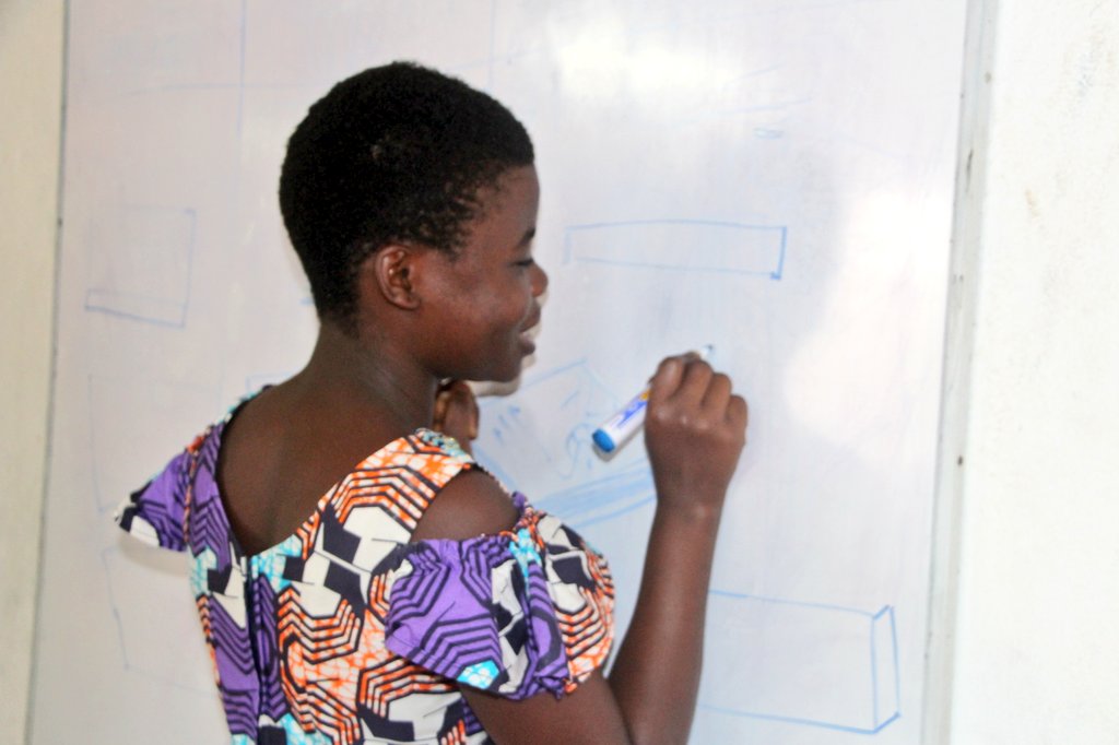 3DprintAfrica's tweet image. @woelab #OpenCodeAcademy #SummerCamp 2019 | Pour introduire la modélisation 3D avec @SketchUp, @sename_ de l'@LAfricaine_ fait un cour de géométrie (plan, espace, perspective, 2D/3D).
@BoschStiftung @MpenTG @Edu_Num @LEGO_Education @Citizenkid_ @ECPATUK @LMDMF5 #3Dprinting