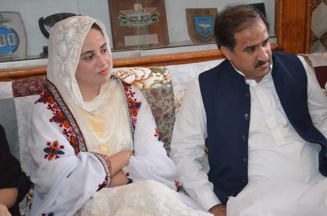 ikupdates's tweet photo. ڈیرہ غازی خان: وفاقی وزیر برائے موسمیاتی تبدیلی زرتاج گل وزیر آور مشیر صحت حنیف پتافی  کا یوم دفاع کے موقع پر شہید کپٹن عاطف حسن اور شہید خرم کی رہائش گاہ آمد
@zartajgulwazir 
@zartaj_gul1 
@HuzaifaQasmi123 
@AkhwandHumayunR 
@TeamSarwar 
@IKOfficials 
#PakistanZindabad 
1/1 https://t.co/Aw24FRvQCM