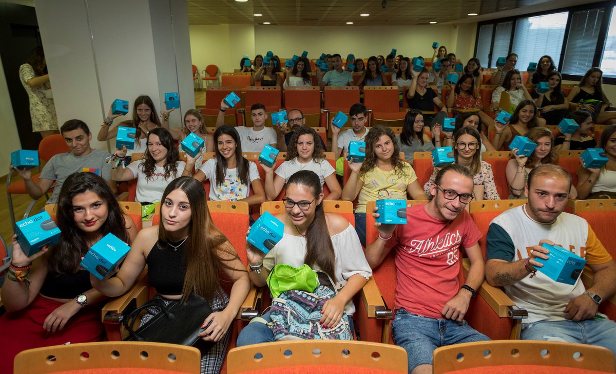 uchceu's tweet photo. Gran acogida en el #WelcomeDaysCEU a nuestros estudiantes del Campus de #Castellón. Así fue el primer día del que será un período inolvidable. 🏁 Our Journey starts HERE! Welcome! https://t.co/tbMLw2xYrH
