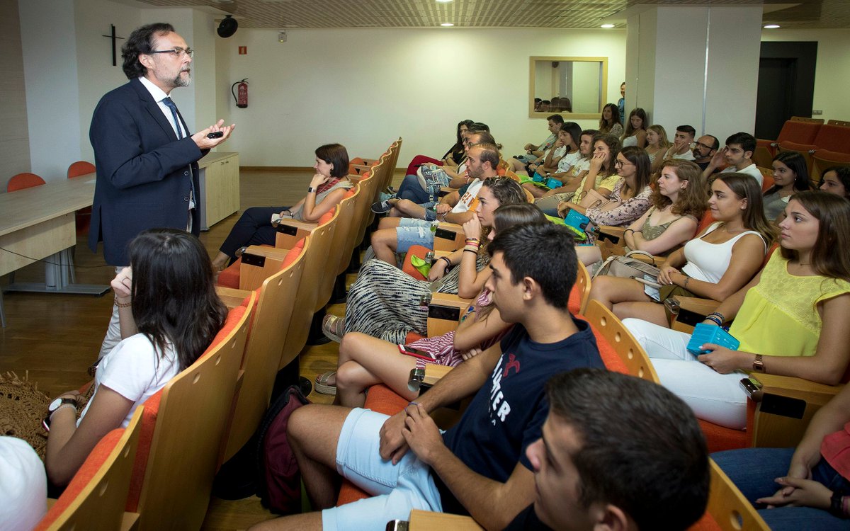 uchceu's tweet photo. Gran acogida en el #WelcomeDaysCEU a nuestros estudiantes del Campus de #Castellón. Así fue el primer día del que será un período inolvidable. 🏁 Our Journey starts HERE! Welcome! https://t.co/tbMLw2xYrH